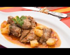 Descubre el auténtico sabor de Pamplona con nuestro delicioso Cordero al Chilindrón: la esencia de la gastronomía navarra