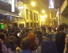 Descubre la increíble fiesta en la Calle San Nicolás en Pamplona: ¡Un evento que no puedes perderte!