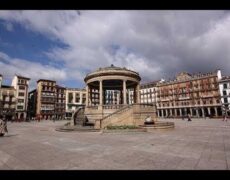 Descubre la encantadora Plaza del Castillo en tu próximo viaje a Pamplona